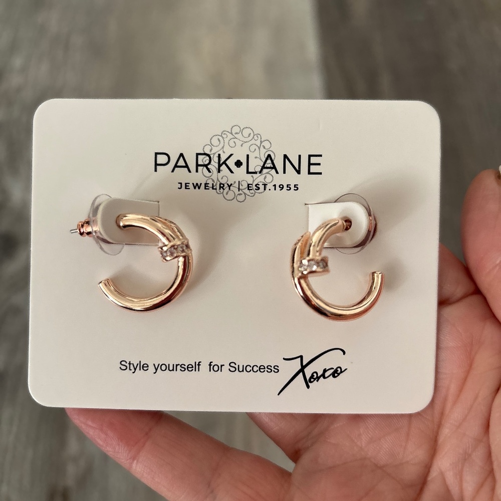 Crest Earrings Rose Gold